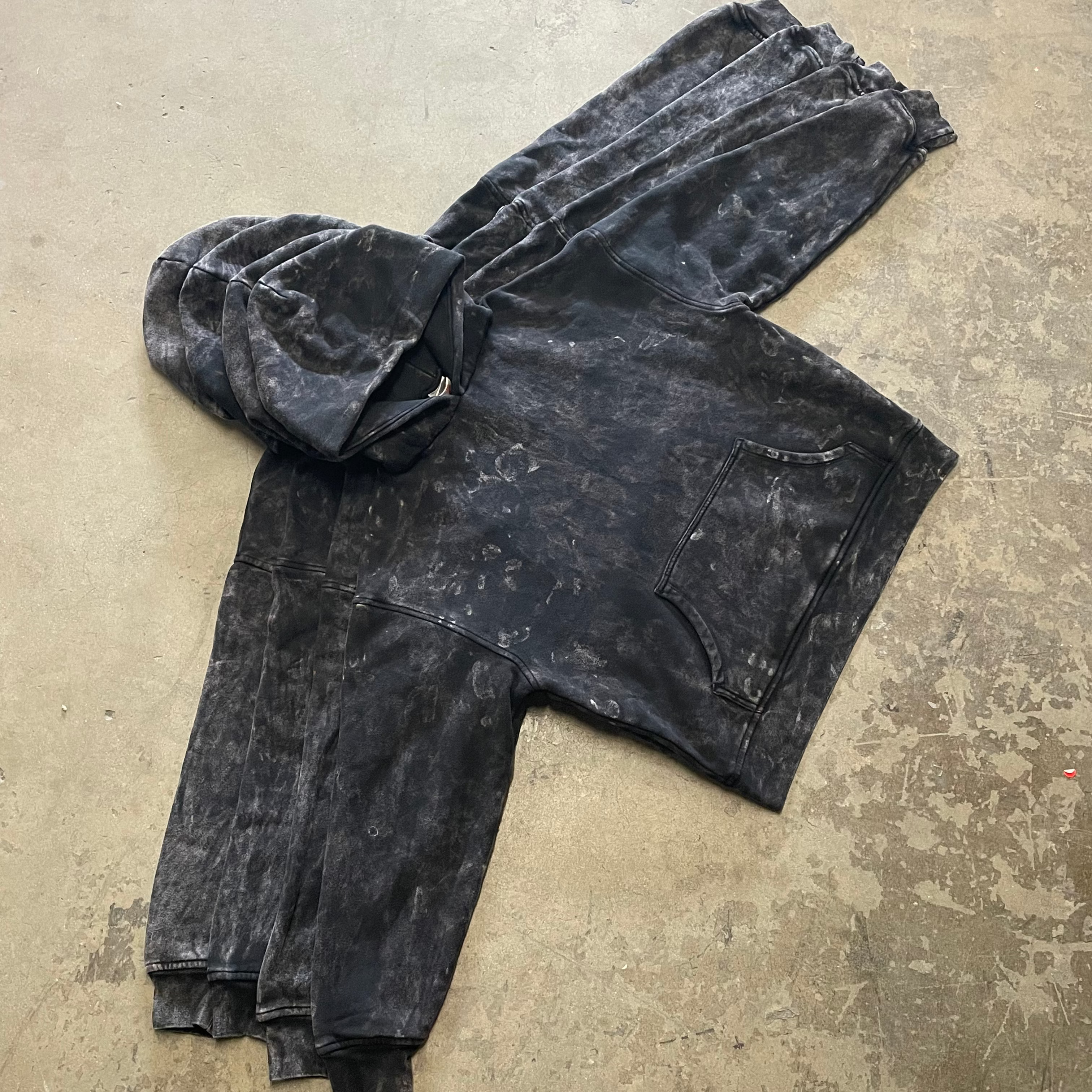 MINERAL BLACK HOODIE